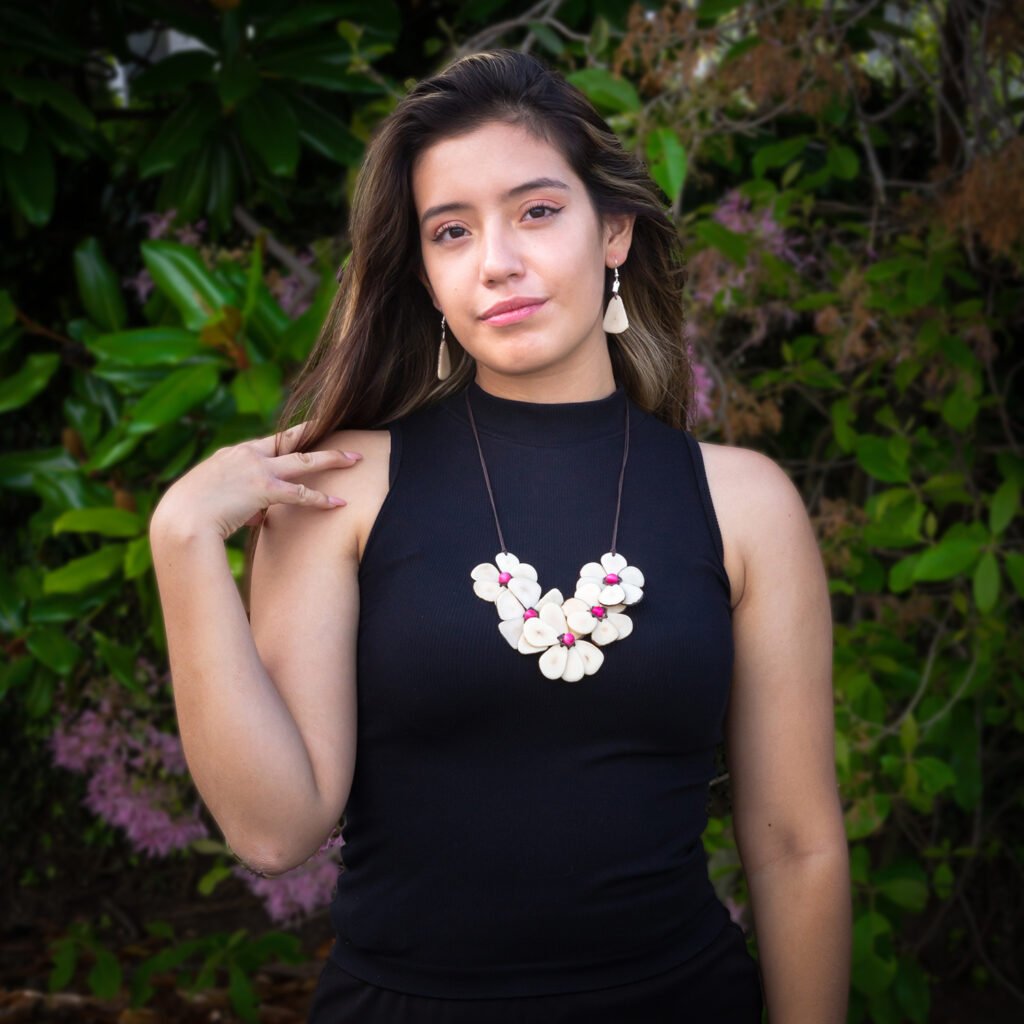 white-Necklances-tagua-manta